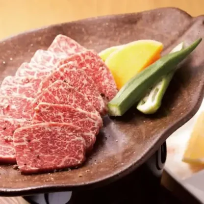 『朝だ、生です旅サラダ』でも放映され話題となった最高級A5ランク宮古牛シャトーブリアンの陶板焼肉。洗練された完全個室で、極上の和牛ディナーを心ゆくまでご堪能いただけます。