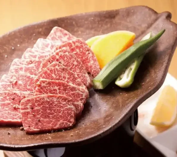 『朝だ、生です旅サラダ』でも放映され話題となった最高級A5ランク宮古牛シャトーブリアンの陶板焼肉。洗練された完全個室で、極上の和牛ディナーを心ゆくまでご堪能いただけます。