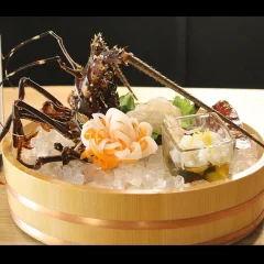 miyakojima-natural-iseebi-gourmet。宮古島の素潜り漁で獲れた大ぶりな天然活き伊勢海老を店内大型生簀から完全個室へ直行させる最高鮮度の贅沢料理