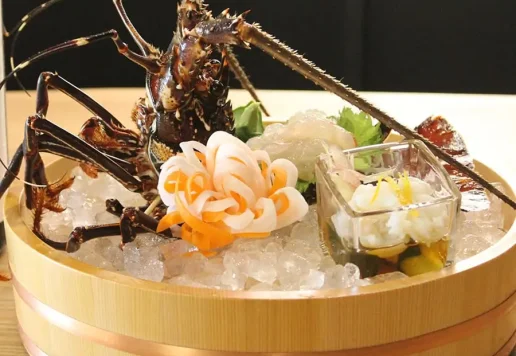 miyakojima-natural-iseebi-gourmet。宮古島の素潜り漁で獲れた大ぶりな天然活き伊勢海老を店内大型生簀から完全個室へ直行させる最高鮮度の贅沢料理